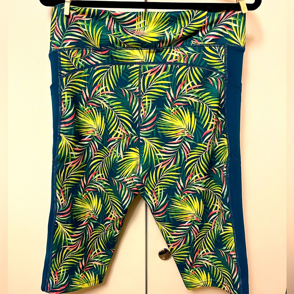 Tropical Workout Set! Top and leggings 🌺 - Picture 6 of 9